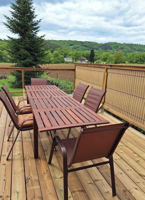 Outdoor dining - Renovated to make your stay "just like home". Pets allowed! (Nonards)