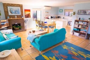 Living area - NR 6 Cove Apartment Carrickalinga (Carrickalinga)