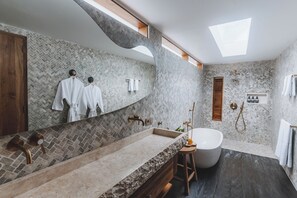 Villa, vistas a la piscina | Baño | Artículos de higiene personal gratuitos, champú y papel higiénico