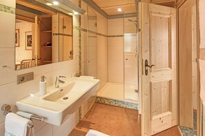 Shower, hair dryer, towels - Haus Schmid – Buntspecht Apartment: South-Facing Balcony, Bright, Modern, Wi-Fi, Black Forest View (Lenzkirch)