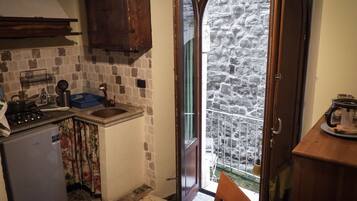 Kühlschrank, Herdplatte, Wasserkocher mit Kaffee-/Teezubehör, Hochstuhl