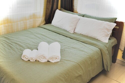 Cozy 2-bedroom townhome in friendly Blantyre neighborhood. With full kitchen.