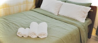 Cozy 2-bedroom townhome in friendly Blantyre neighborhood. With full kitchen.