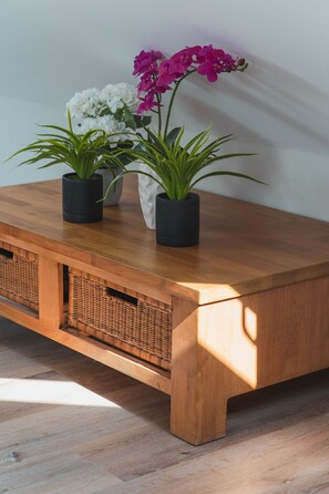 A wooden bench with three potted plants. - Valley Cottage - Georgeham (Georgeham)