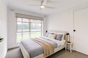 4 bedrooms, iron/ironing board, free WiFi, bed sheets - Sandy Shores by Ready Set Stay (Tootgarook)