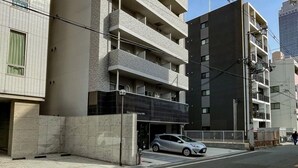 Um edifício de vários andares com design arquitetônico moderno, com varandas e fachada plana.