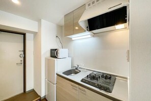 Fridge, microwave, stovetop, cookware/dishes/utensils - Shin-Umeda Central Hills (Osaka)