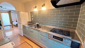 Fridge, microwave, cookware/dishes/utensils - South Reef Condominium 1115 people entire build / Minamiboso City Chiba (Minamiboso City)