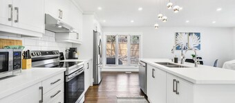 Luxury Estate+Renovated 3 BD+65" TV+WFH+Sleeps 9