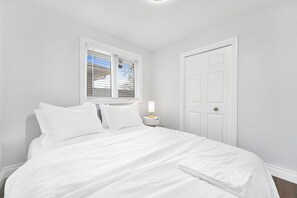 3 bedrooms, iron/ironing board, free WiFi, bed sheets - Luxury Estate+Renovated 3 BD+65" TV+WFH+Sleeps 9 (Kitchener)