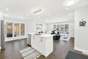 Interior - Luxury Estate+Renovated 3 BD+65" TV+WFH+Sleeps 9 (Kitchener)