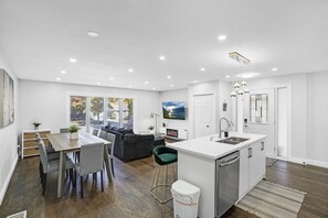 Interior - Luxury Estate+Renovated 3 BD+65" TV+WFH+Sleeps 9 (Kitchener)