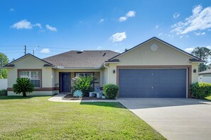 Exterior - Patio & Poolside Relaxation! Palm Coast Getaway (Palm Coast)