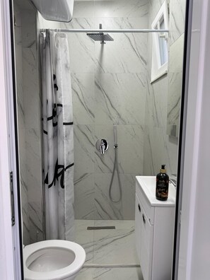 Douche, serviettes fournies, savon, papier de toilette