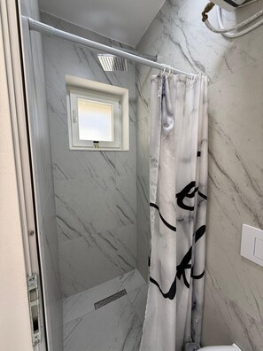 Shower, towels, soap, toilet paper - Comfortable stay in city centre - Valentino Rooms (Shkodër)