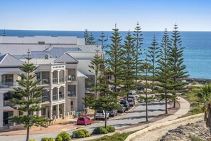 Exterior - Coastal Studio | City & Ocean Views, Walk to Beach (Mandurah)