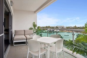Outdoor dining - Coastal Studio | City & Ocean Views, Walk to Beach (Mandurah)