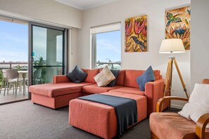 TV - Coastal Studio | City & Ocean Views, Walk to Beach (Mandurah)