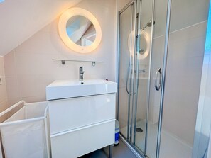 Shower, hair dryer, towels