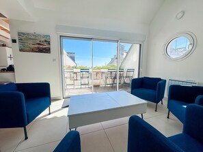 Living area - Holiday Home “Les Embruns” with Sea View, Private Terrace, and Wi-Fi (Île-Tudy)