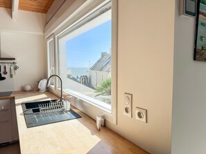 Interior - Holiday Home “Les Embruns” with Sea View, Private Terrace, and Wi-Fi (Île-Tudy)