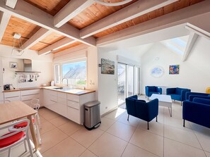 Private kitchen - Holiday Home “Les Embruns” with Sea View, Private Terrace, and Wi-Fi (Île-Tudy)