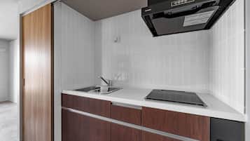 Frigorífico, microondas, placa de cocina y utensilios de cocina