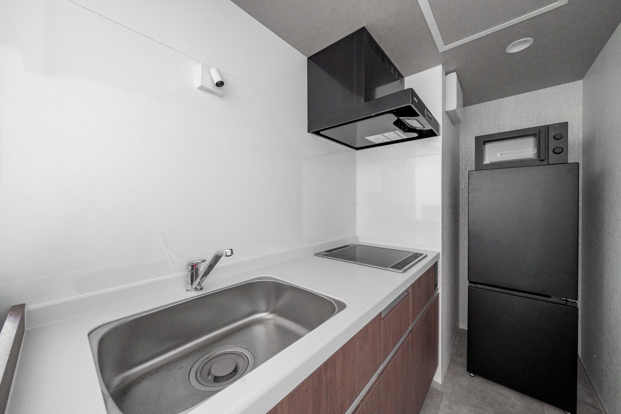 Fridge, microwave, stovetop, cookware/dishes/utensils