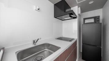 Fridge, microwave, stovetop, cookware/dishes/utensils