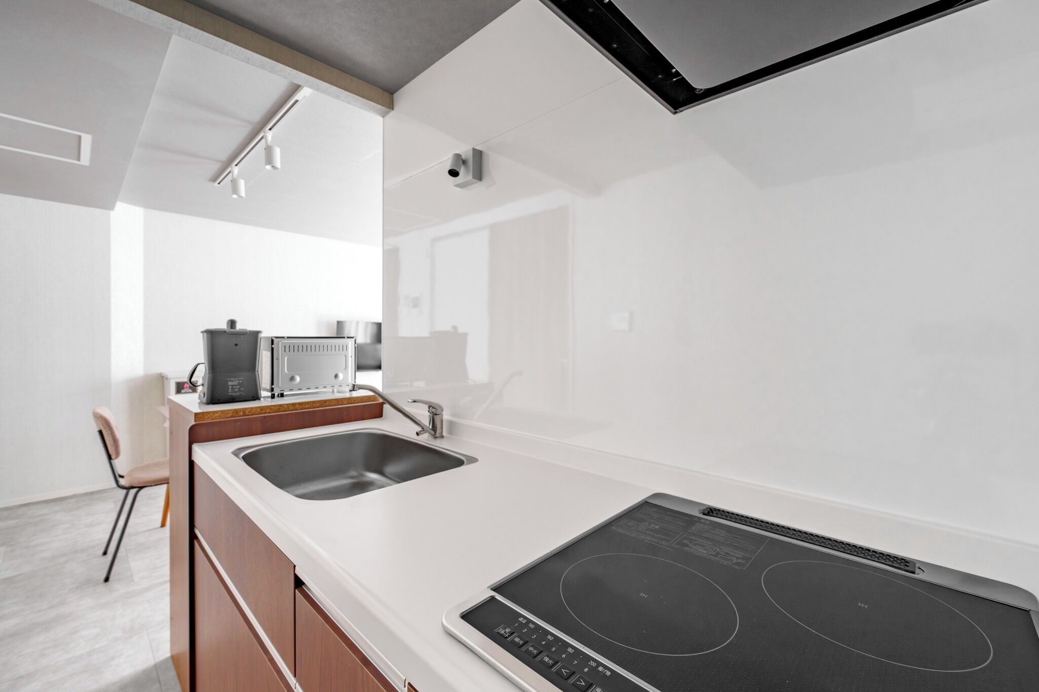 Fridge, microwave, stovetop, cookware/dishes/utensils