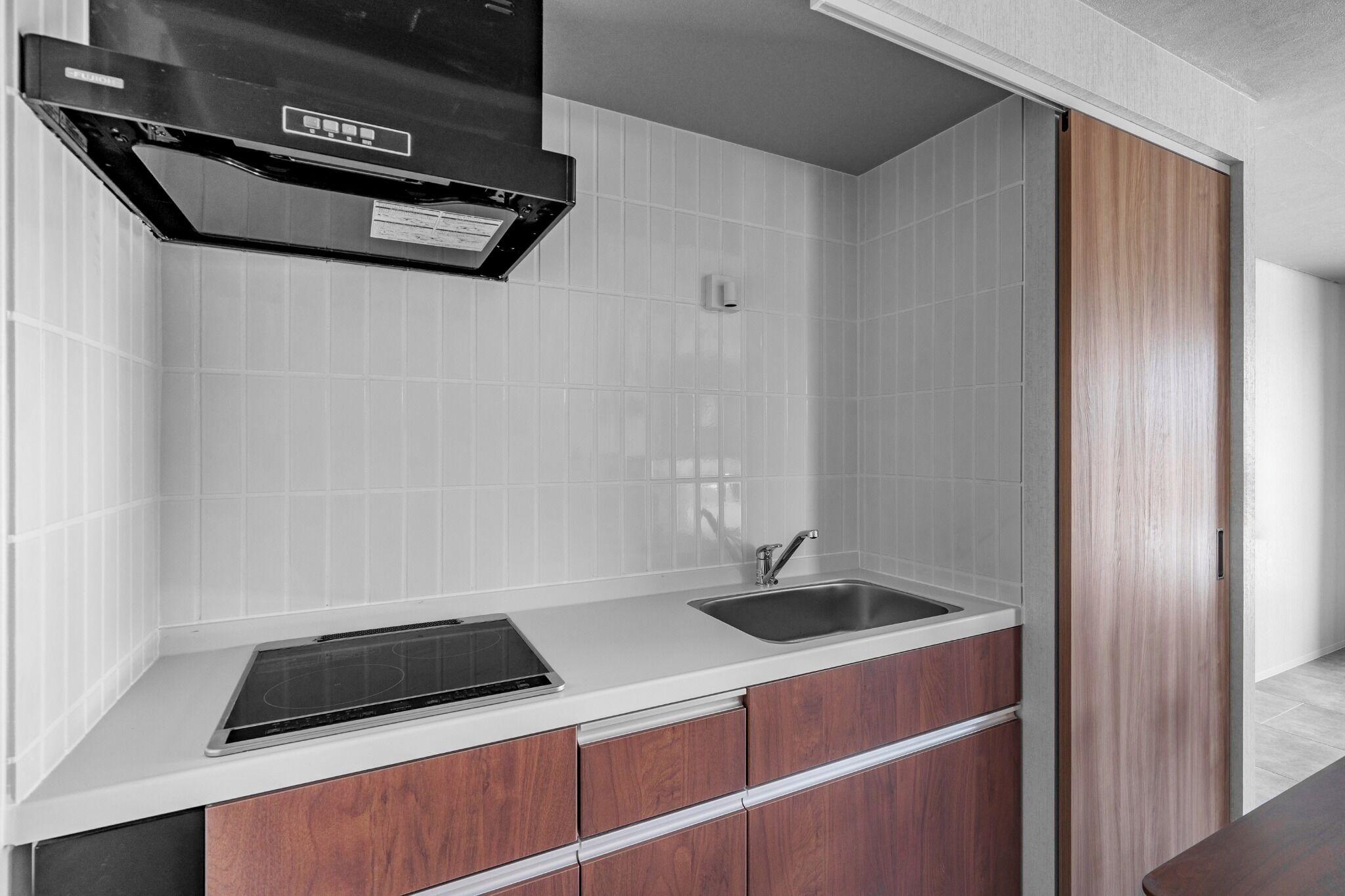 Frigorífico, microondas, placa de cocina y utensilios de cocina