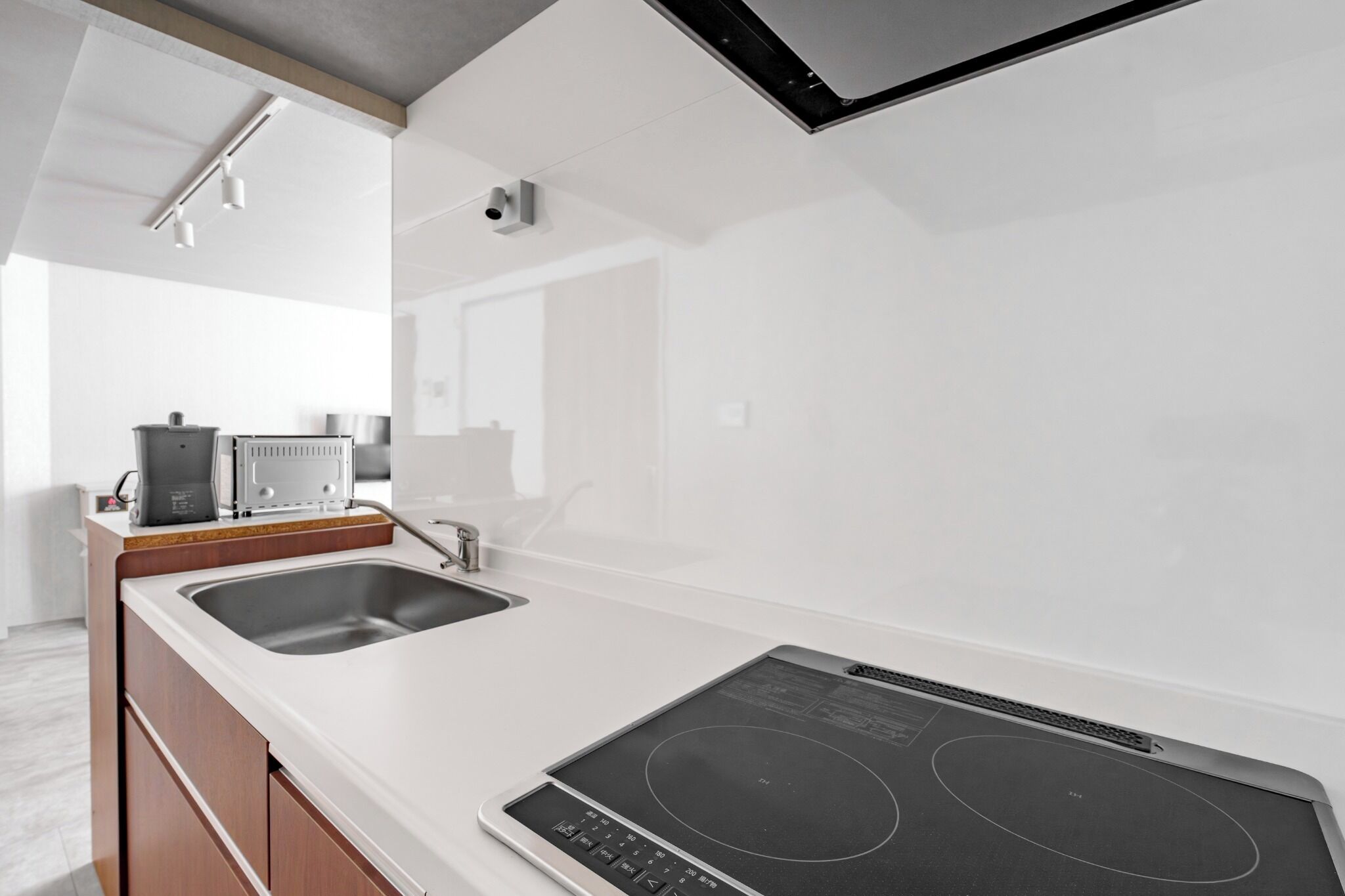 Fridge, microwave, stovetop, cookware/dishes/utensils