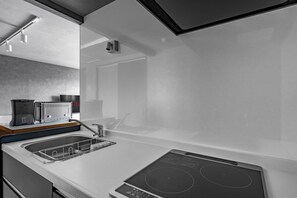Fridge, microwave, cookware/dishes/utensils - GRAN HILLS 303 / Chitose City Hokkaidō (Chitose City)