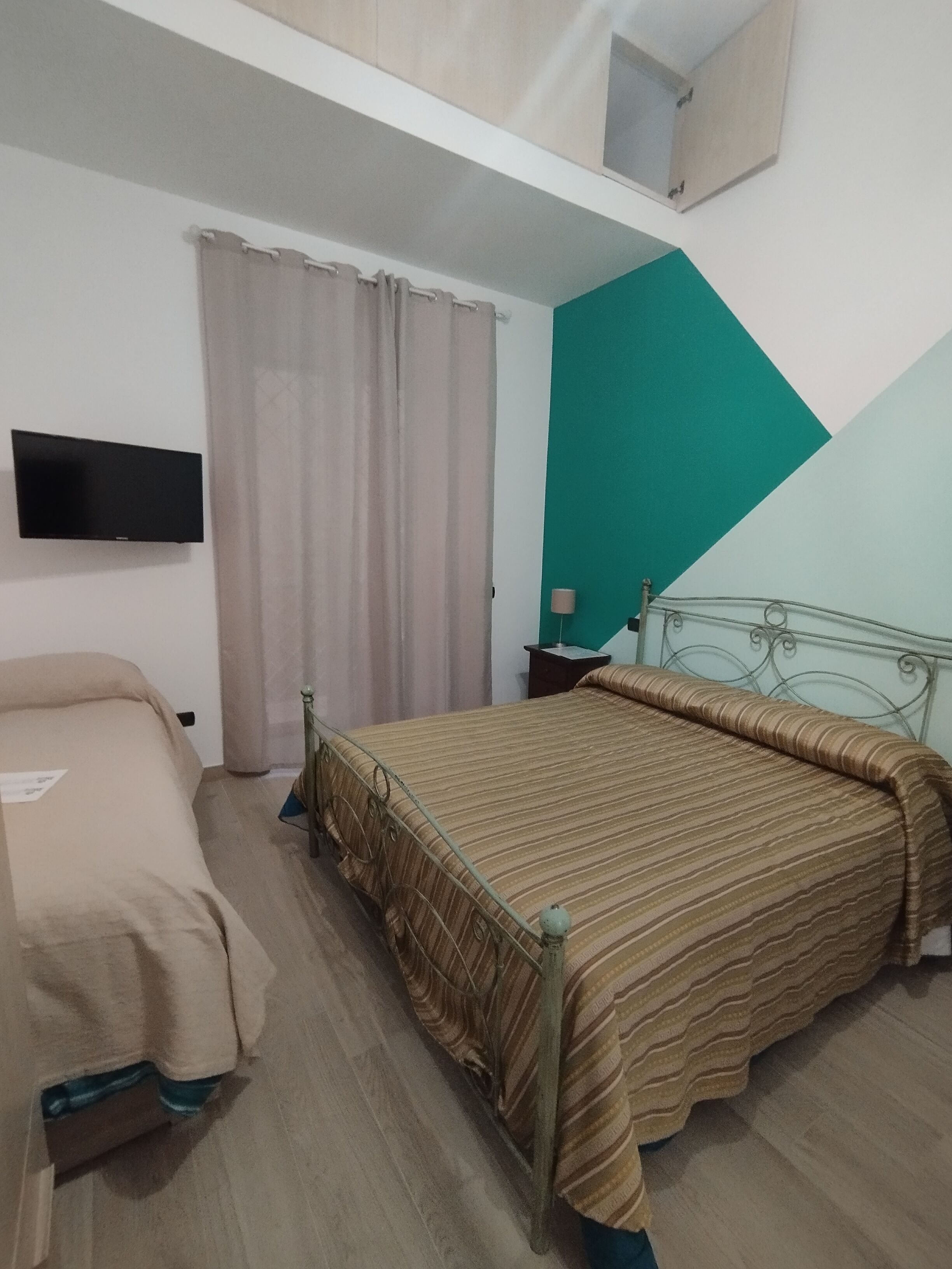 Camera quadrupla, vista città