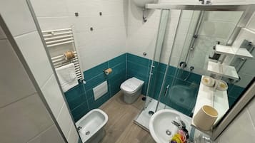 Habitación cuádruple, vistas a la ciudad | Baño