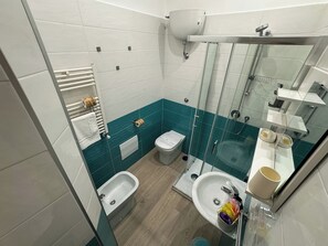 Camera quadrupla, vista città | Bagno