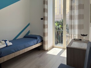 Camera tripla, vista città