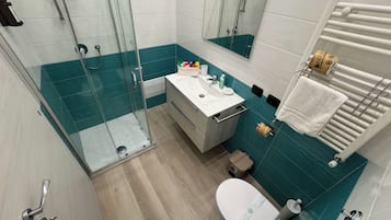 Triple Room, City View | Bathroom