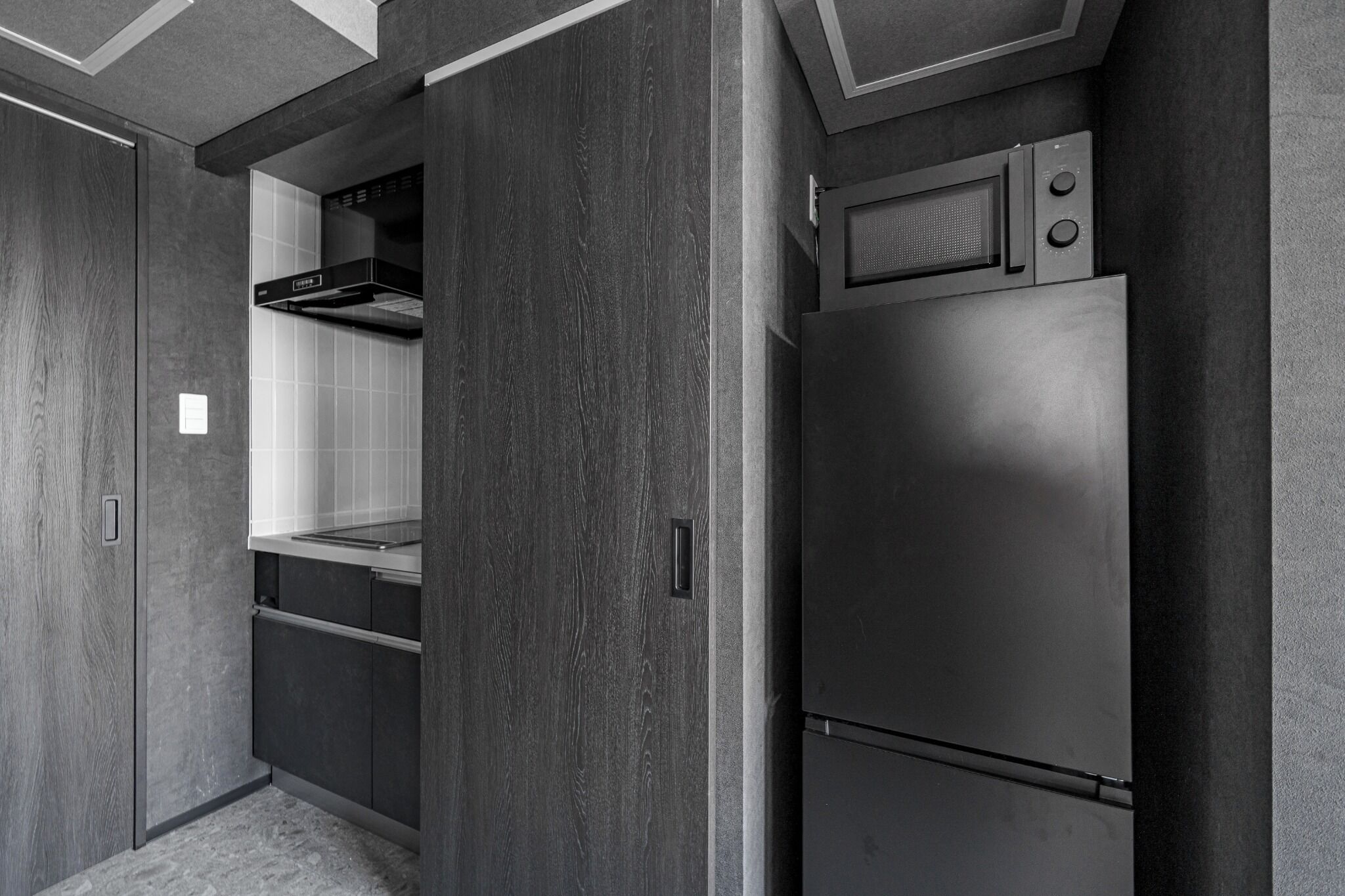 Frigorífico, microondas, placa de cocina y utensilios de cocina