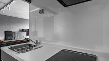 Frigorífico, microondas, placa de cocina y utensilios de cocina