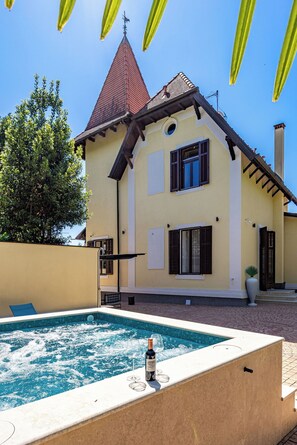 Un bâtiment doté d’une piscine, d’un toit rouge et d’une cheminée.