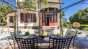 A house with a patio, outdoor seating, and a fruit bowl. - App Nia - Villa Accione (Opatija)