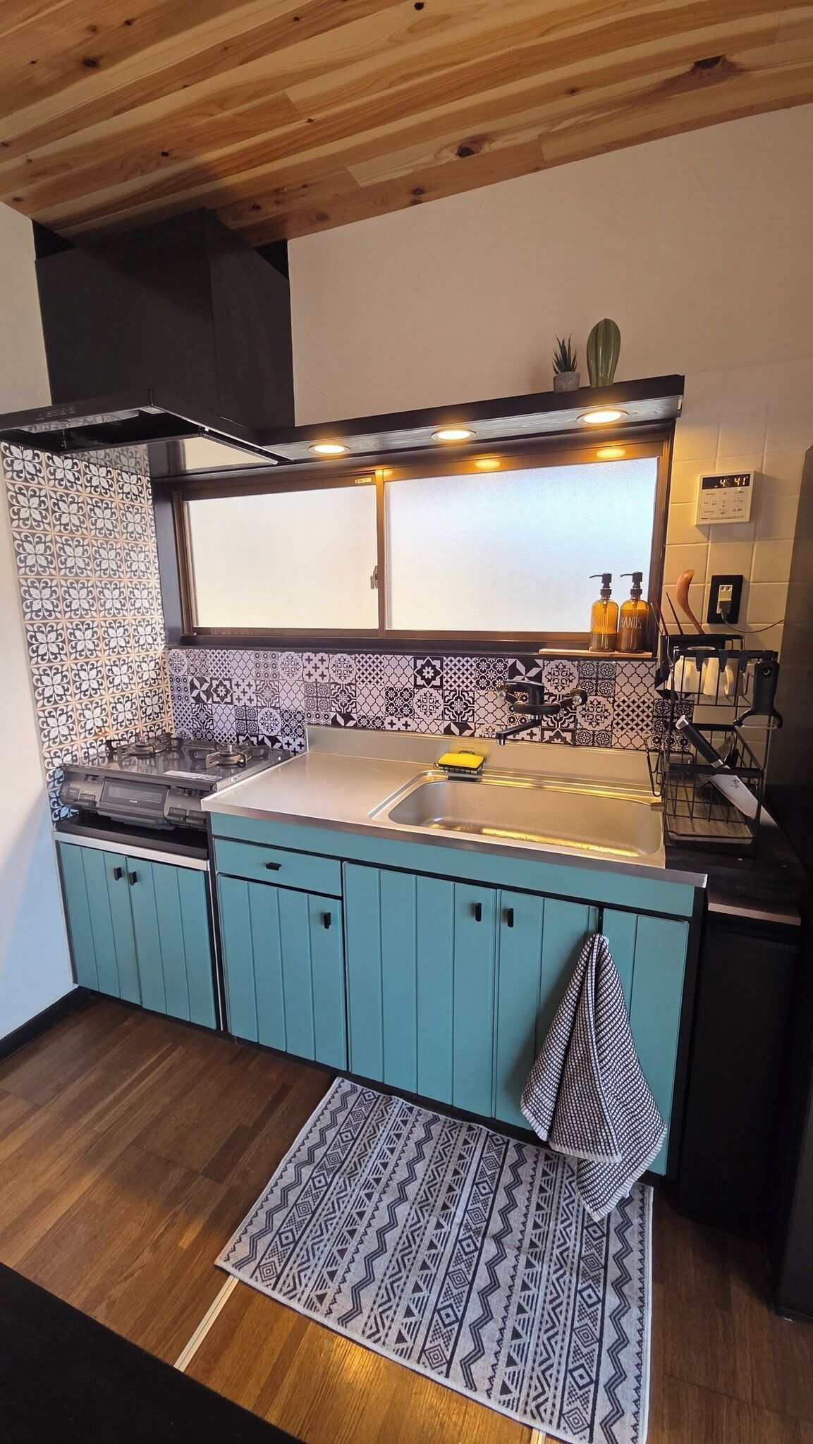 Fridge, microwave, stovetop, cookware/dishes/utensils