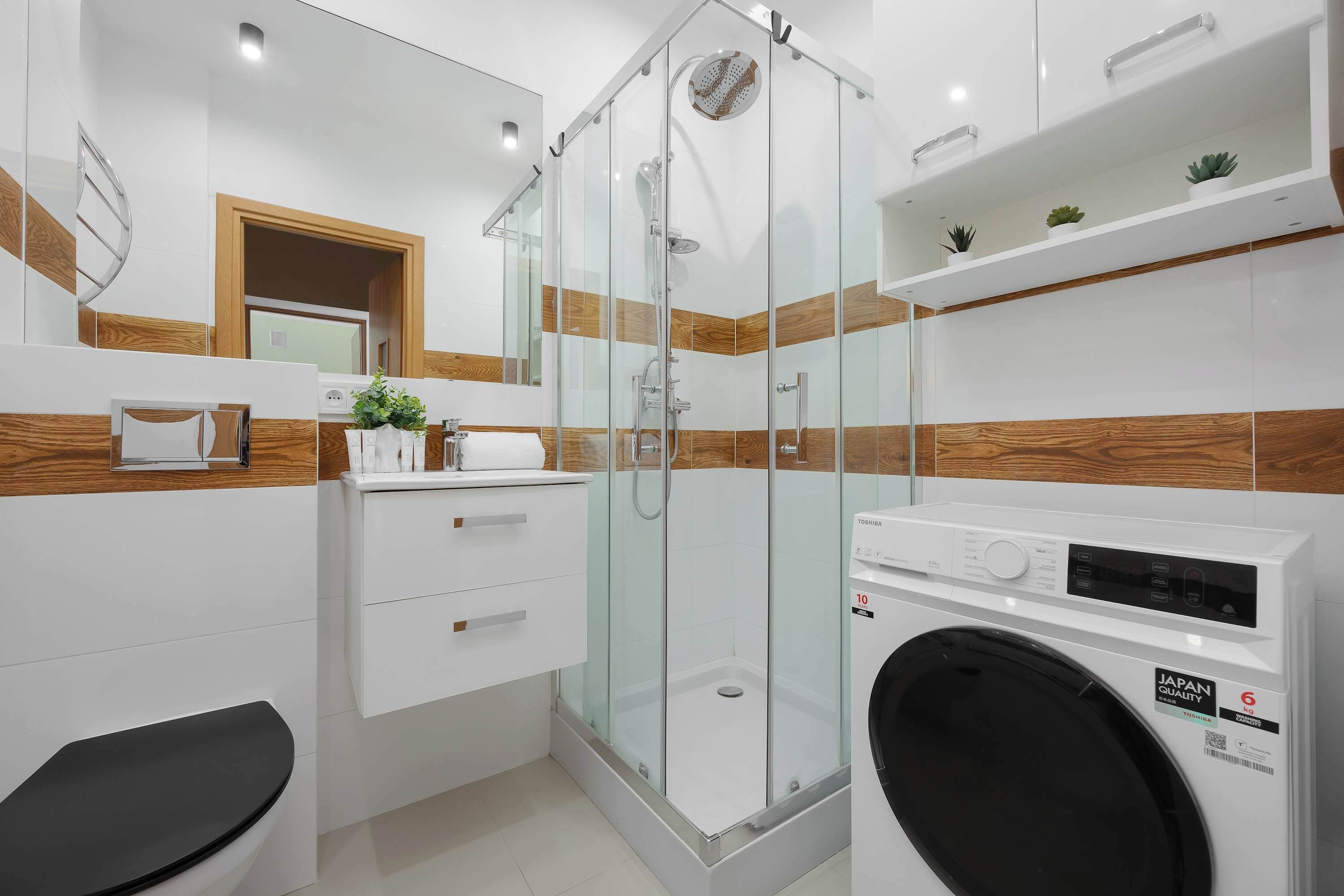 Douche, séchoir à cheveux, serviettes fournies, shampooing