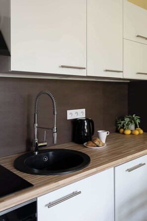 Fridge, microwave, oven, stovetop - Cozy Apartment | Place to Work | Pet Friendly (Warszawa)
