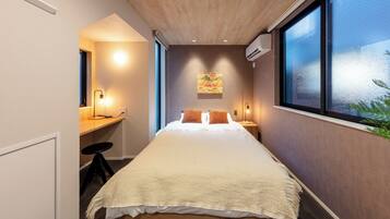 3 bedrooms, desk, WiFi (free), bed sheets