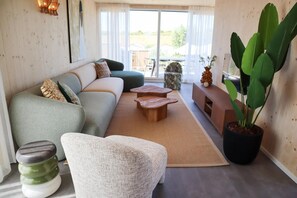 Living area - 4-Bedroom Stylish Bungalow by the Sea (’s-Gravenzande)