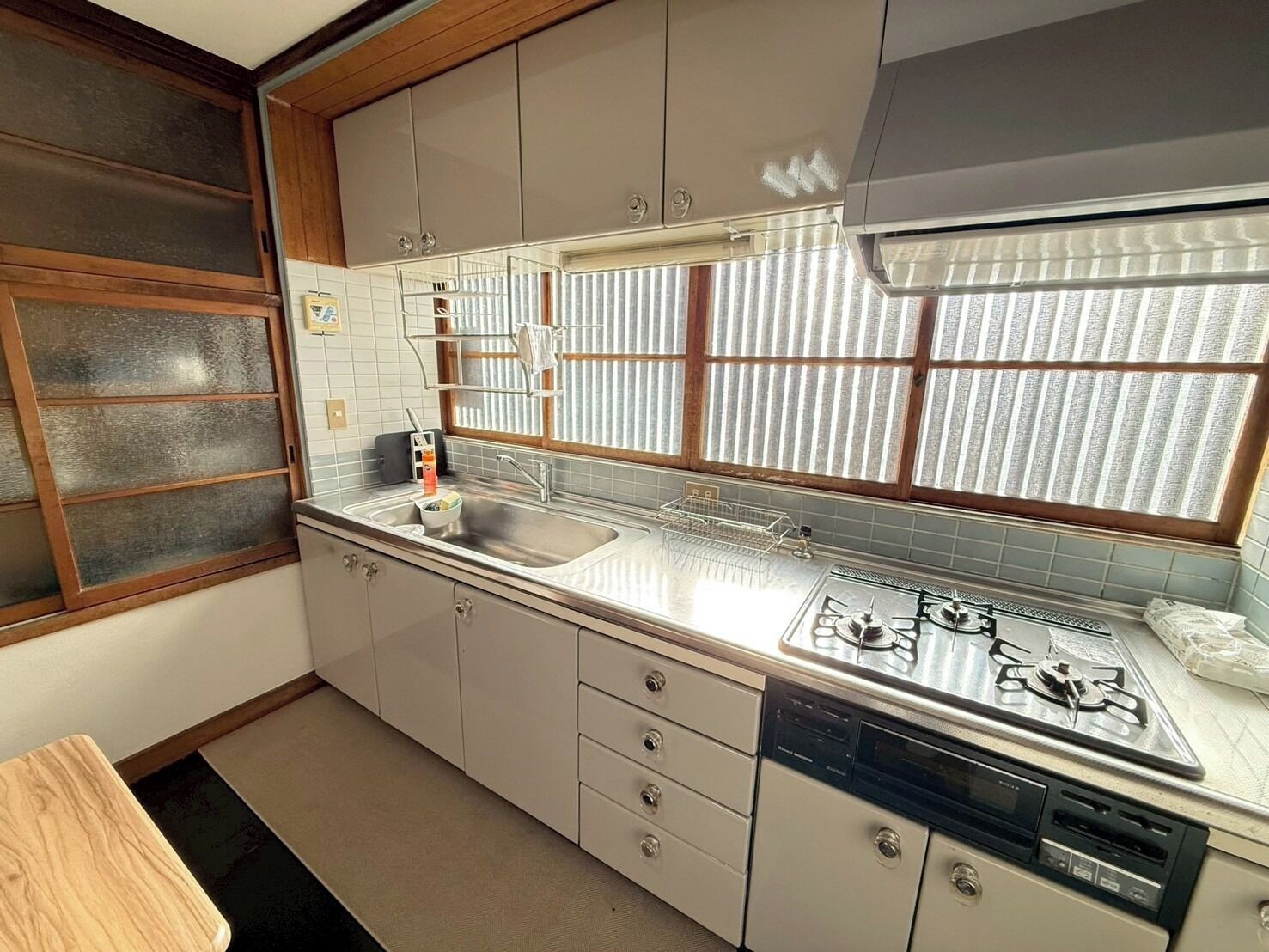 冷蔵庫、電子レンジ、コンロ、調理器具と食器
