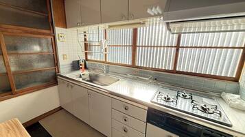 冷蔵庫、電子レンジ、コンロ、調理器具と食器