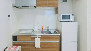 Fridge, cookware/dishes/utensils